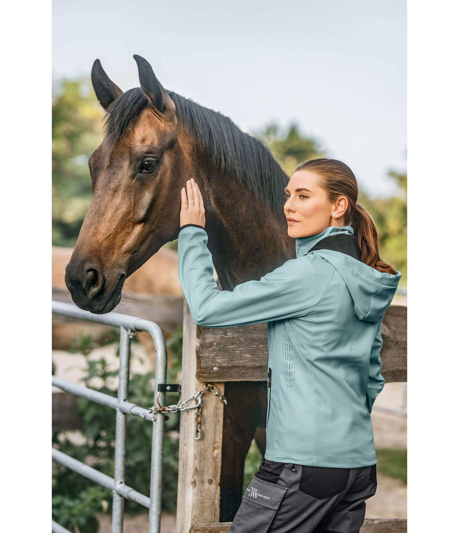 Atmungsaktive Softshelljacke mit abnehmbarer Kapuze