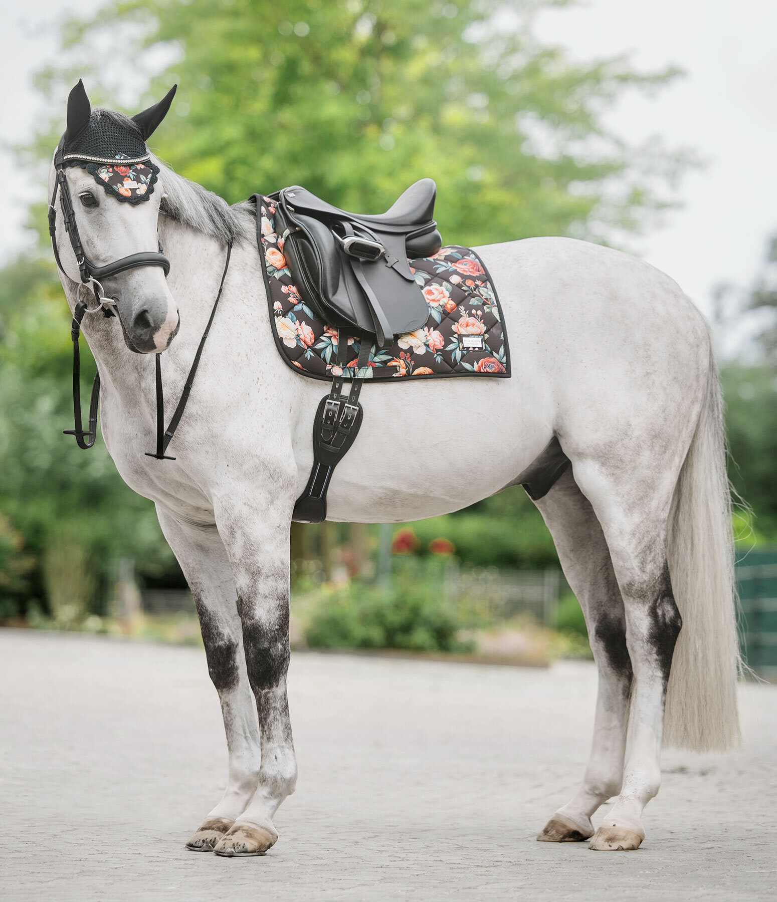 Outfit Flowers in schwarz
